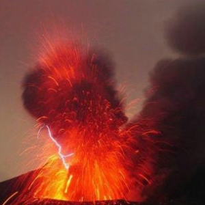 日本阿苏火山喷发民众撤离 火山灰云高达万余米