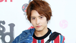 饰演假面骑士的日本演员赤楚卫二出演时装秀