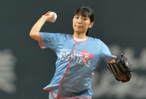 歌手miwa首次参加日本火腿-orix棒球比赛的开球仪式