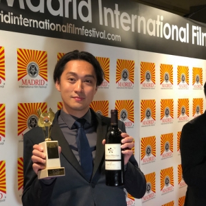 渡边大举杯庆祝 因《Whisky Boys》马德里电影节获奖