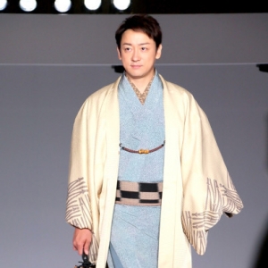 日本演员山本耕史现身和服秀 谈及妻子堀北真希浴衣姿态害羞不语 ... ...
