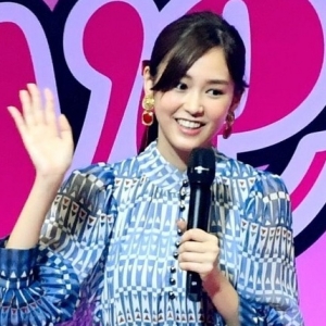 日本演员广濑铃及桐谷美玲出席时尚杂志《Seventeen》举办的校园活动 ... ...