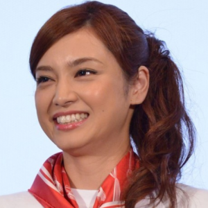 日本女演员平爱梨的丈夫长友佑都在INS上公开妻子锻炼视频