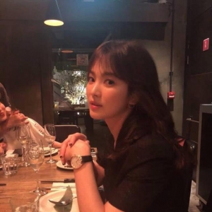 宋慧乔随意发个自拍美成这样 原来她日常这么过的
